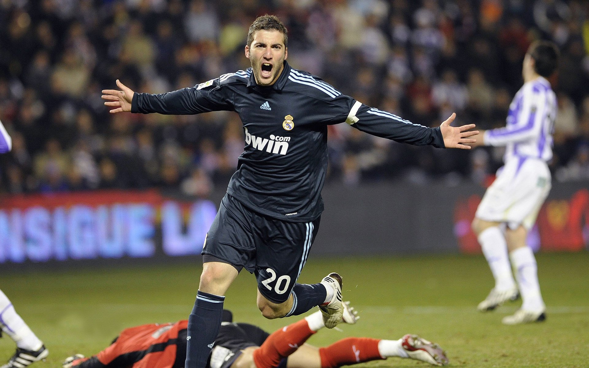 “新生入学首跑” 新生集体绕校园一圈完成报到仪式